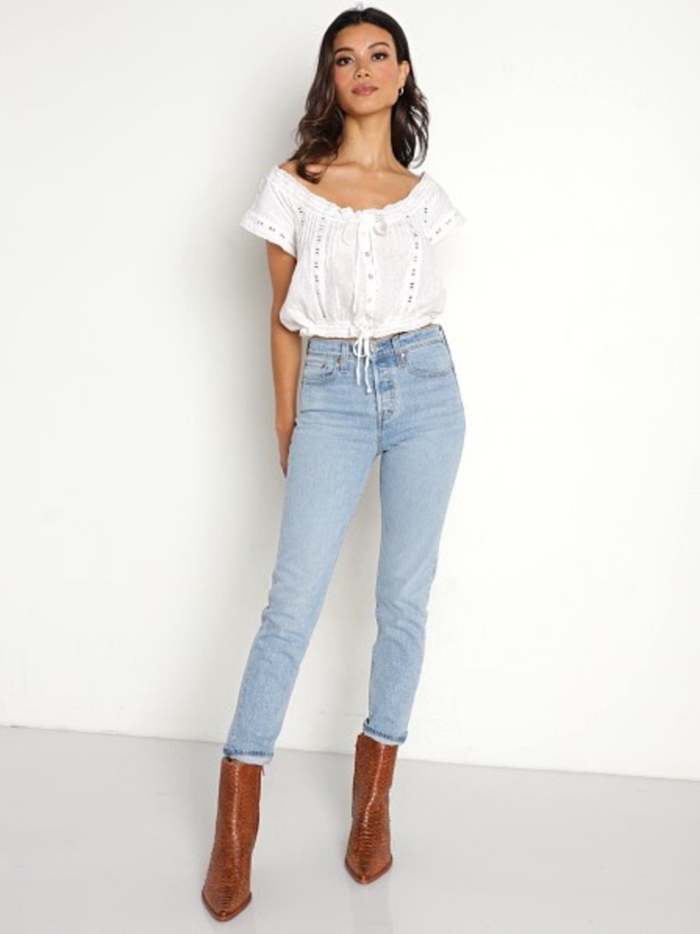 Levi's Premium Wedgie Icon Fit Jeans in Tango Light Wash Size 28